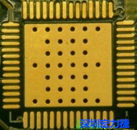 這是最不好的通孔設(shè)計，貫穿通孔直接擺放于QFN的接地散熱墊上，制造上無法確保其錫量，也就無法確保焊接良好。