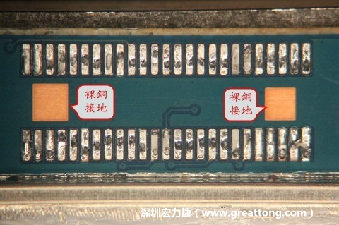 把板對(duì)板連接器全部移除，發(fā)現(xiàn)其下方板子共有兩個(gè)裸銅的方形設(shè)計(jì)。