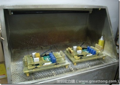 使用噴涂(Spraying)方式作業(yè)conformal coating時(shí)，需設(shè)備抽真空的設(shè)備，否則噴涂的物質(zhì)會(huì)飄散到空氣當(dāng)中，影響人體的健康。