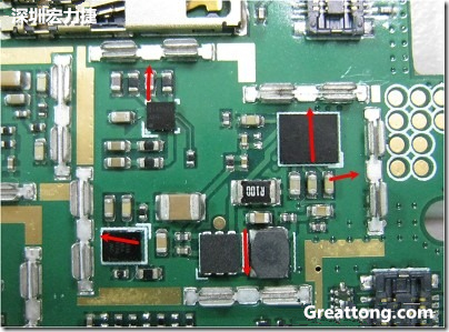 圖中顯示一塊電路板使用這種屏蔽夾(shielding clip)的實(shí)例。基本上我們?cè)趶澖堑牡胤蕉荚O(shè)計(jì)擺放了一個(gè)屏蔽夾，這樣可以讓作業(yè)員比較方便安裝屏蔽罩(shielding can)時(shí)的對(duì)位準(zhǔn)確。然后在其他沒(méi)有屏蔽夾的地方也設(shè)計(jì)了一些接地的布線，一來(lái)可以稍微提升屏蔽罩的電磁隔絕能力，另一方面也可以為屏蔽夾無(wú)效時(shí)，馬上可以更改為屏蔽框，而無(wú)需要重新設(shè)計(jì)電路板。
