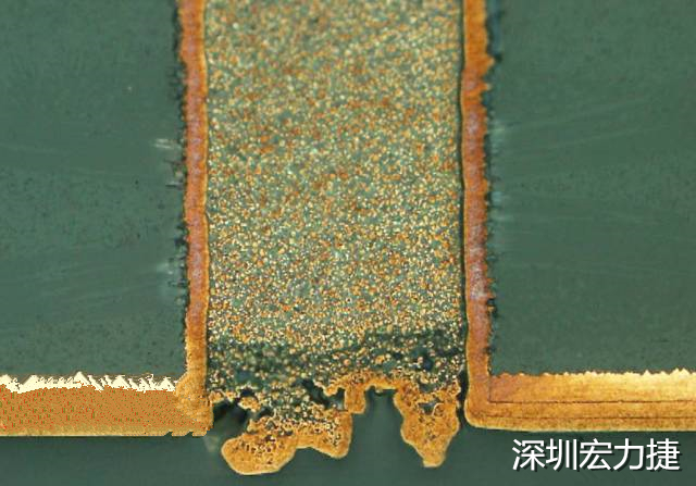 PCB設計之導電孔塞孔工藝 導電孔Via hole又名導通孔，為了達到客戶要求，導通孔必須塞孔，經過大量的實踐，改變傳統(tǒng)的鋁片塞孔工藝，用白網完成板面阻焊與塞孔。生產穩(wěn)定，質量可靠。