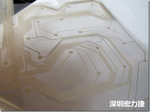 下面第二個圖則是另一片也有著按鍵線路的PTF，當上、下兩面PTF的按鍵結(jié)點互相接觸后就可以計算出是哪個按鍵被按下了。可是當按鍵沒有按下時，上下兩片PTF的線路則是分開的，所以上圖那片PTF的線路上面其實還另外覆蓋了另一層透明的PET作為絕緣層，只露出了需要在鍵盤按下時才會碰觸的接觸點，因為這些材質(zhì)使用的都是Polymer，所以才撐這樣的技術(shù)為Polydome(聚合簧片)。