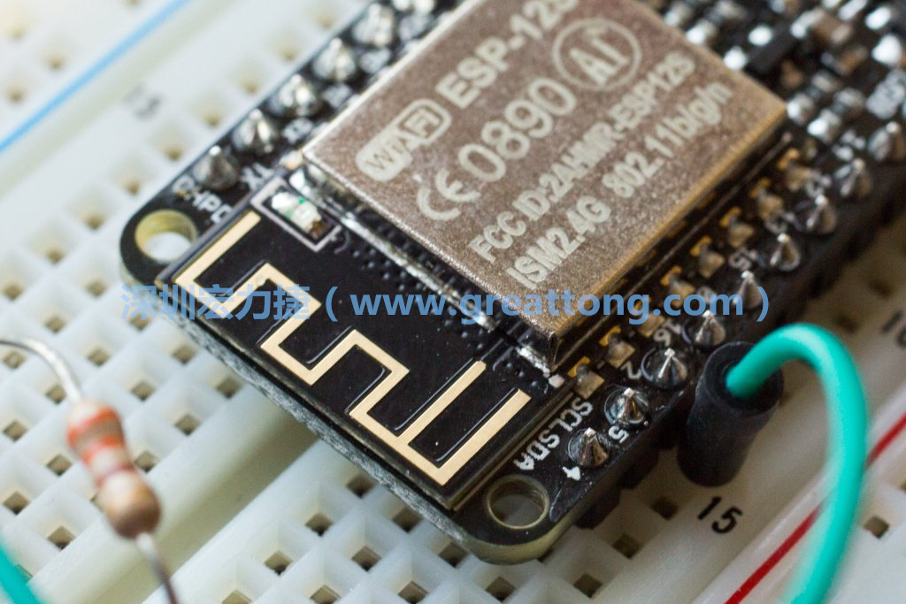 Adafruit Feather板上的無線電天線。