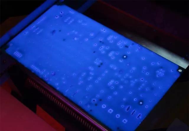 經(jīng)過涂覆工藝后的PCB，在紫光燈下的拍攝效果，原來coating也可以這么美！
