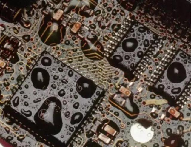 經(jīng)過涂覆工藝后的PCB，在表面形成透明的保護(hù)膜，能有效防止水珠和潮氣侵入，避免漏電和短路。