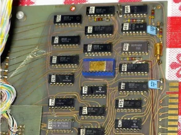 1972年開發(fā)的一塊基于Intel 8008的計(jì)算機(jī)中的印刷電路板。(資源來源：DigiBarn計(jì)算機(jī)博物館)